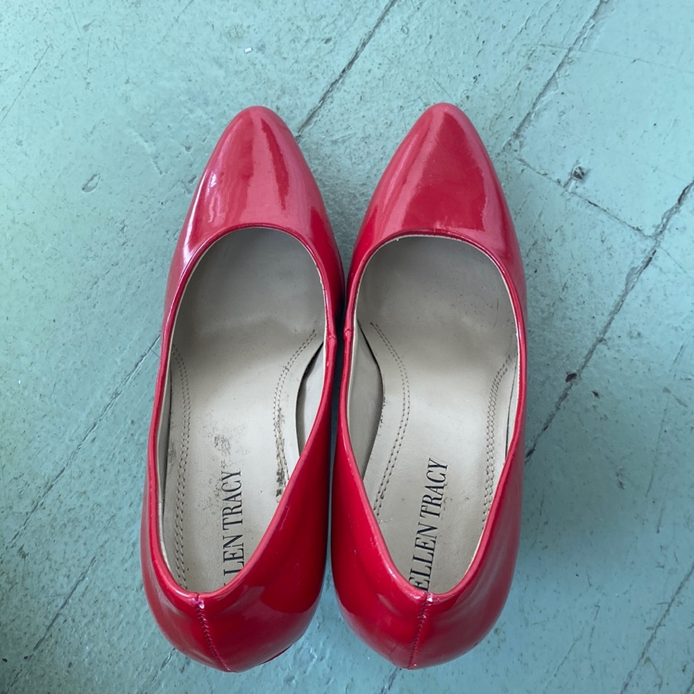 Ellen Tracy red patent leather pump